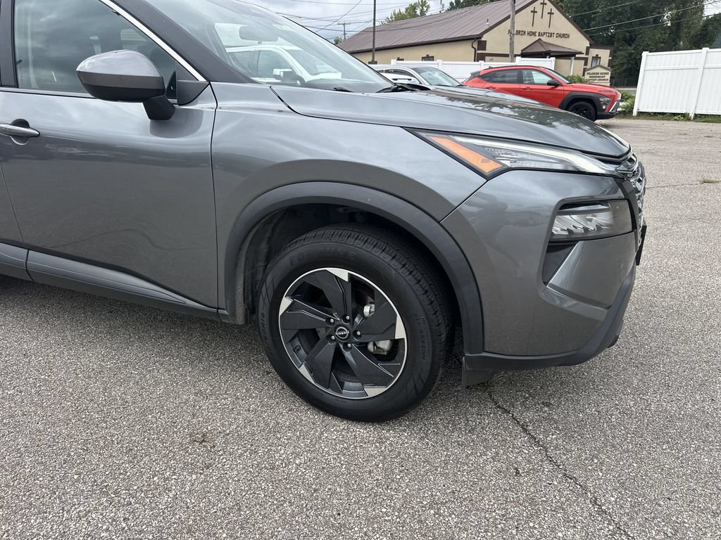 Used 2024 Nissan Rogue SV AWD/4WD image 2