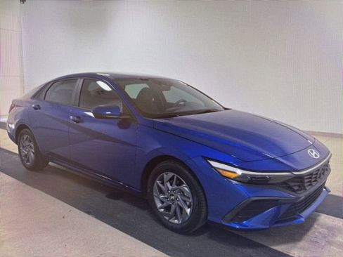 Used 2024 Hyundai Elantra SEL image 2