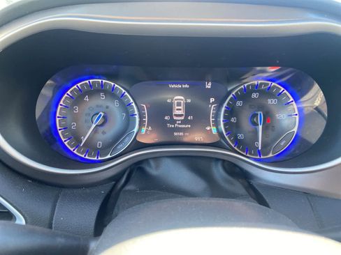 Used 2022 Chrysler Pacifica Touring-L image 14