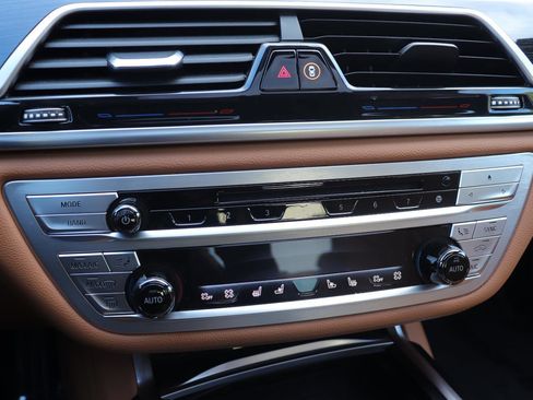 Used 2020 BMW 750i xDrive image 36