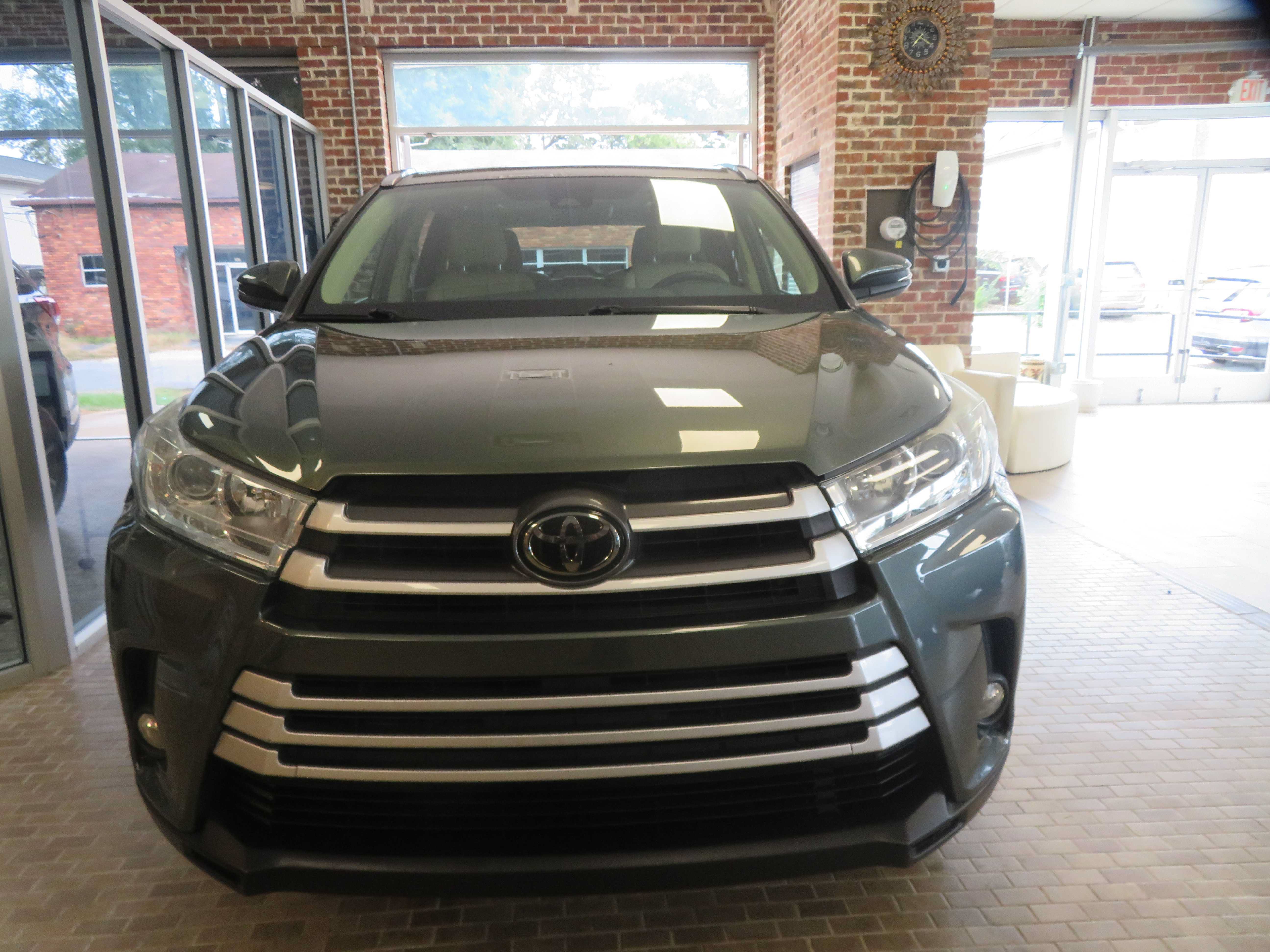 Used 2019 Toyota Highlander XLE FWD image 2