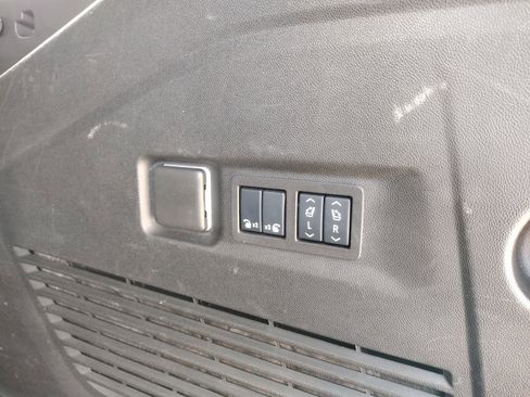 Used 2025 GMC Yukon XL Denali AWD/4WD image 28