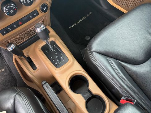 Used 2014 Jeep Wrangler Unlimited Sahara w/ Connectivity Group AWD/4WD image 12