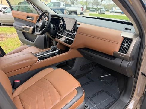 Used 2025 Nissan Pathfinder Platinum FWD image 40