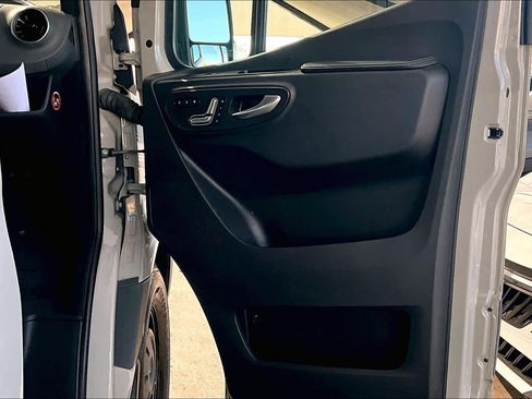 Used 2021 Mercedes-Benz Sprinter 2500 image 22