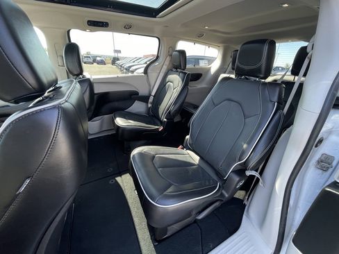 Used 2024 Chrysler Pacifica Limited image 27