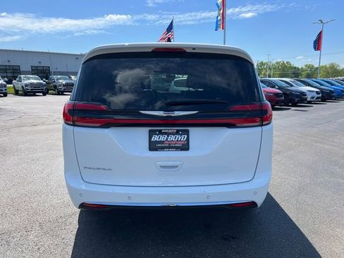 Used 2025 Chrysler Pacifica Select FWD image 6