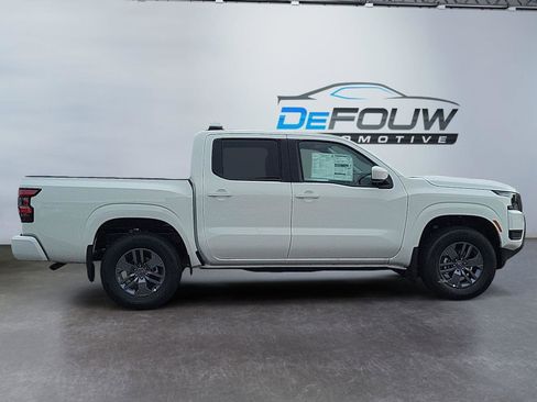 Used 2025 Nissan Frontier SV image 2