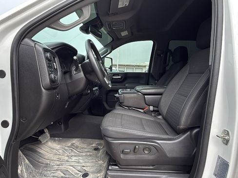 Used 2024 Chevrolet Silverado 2500 Custom w/ Custom Value Package image 4