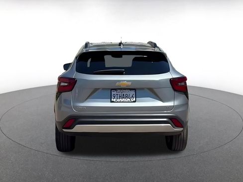 Used 2025 Chevrolet Trax LT w/ LT Convenience Package image 12
