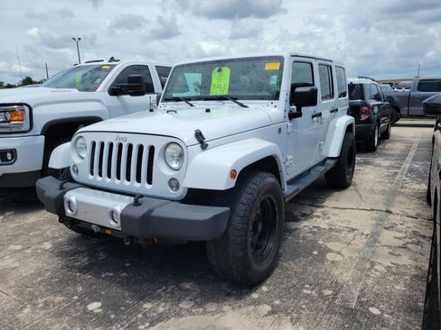 Used 2014 Jeep Wrangler Unlimited Sahara w/ Connectivity Group AWD/4WD image 3