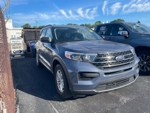 Used 2021 Ford Explorer XLT AWD/4WD image 3