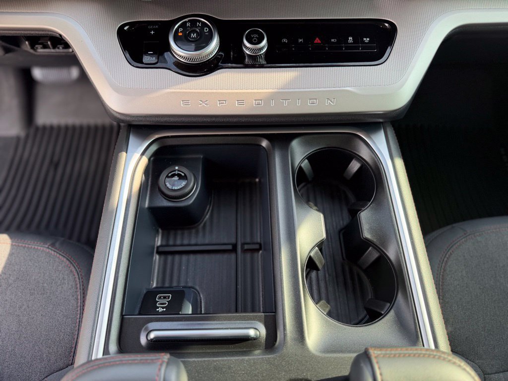 Used 2025 Ford Expedition Active RWD image 30