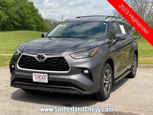 Used 2023 Toyota Highlander XLE image 3