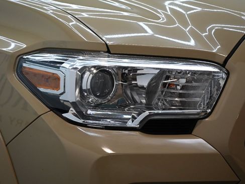 Used 2020 Toyota Tacoma SR5 AWD/4WD image 9