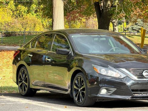 Used 2017 Nissan Altima 2.5 SR w/ Midnight Edition Package FWD image 16