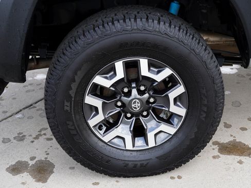 Certified 2022 Toyota Tacoma TRD Off-Road AWD/4WD image 11