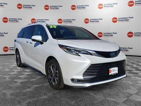 Used 2025 Toyota Sienna Platinum image 1