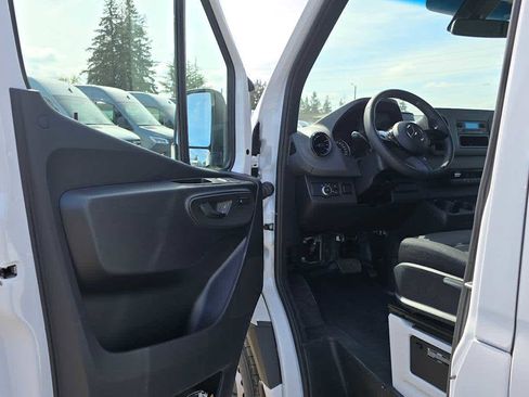 Used 2025 Mercedes-Benz Sprinter 2500 image 22