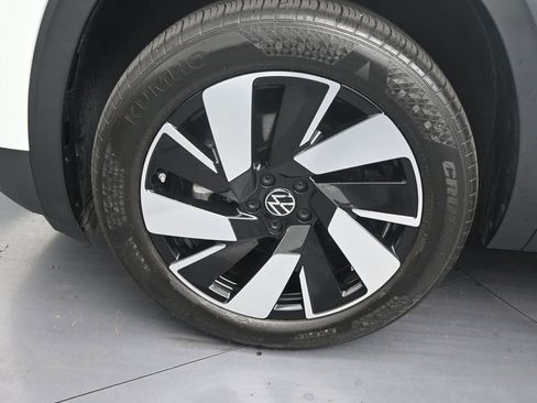 Used 2024 Volkswagen Atlas Cross Sport SE w/ Panoramic Sunroof Package FWD image 9