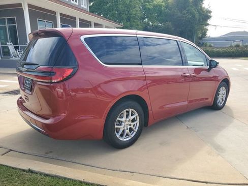 Used 2025 Chrysler Pacifica Select FWD image 10