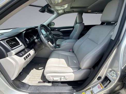 Used 2017 Toyota Highlander XLE FWD image 30