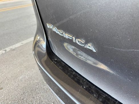 Used 2023 Chrysler Pacifica Touring-L FWD image 19