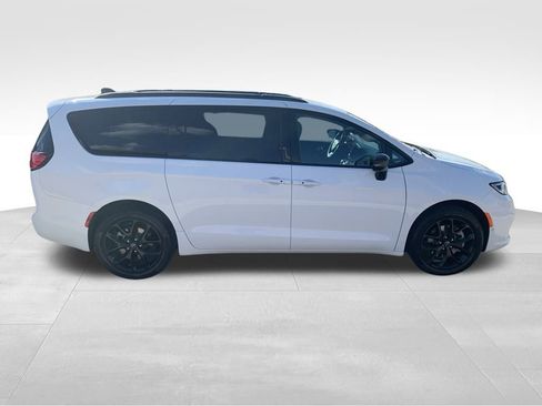 New 2026 Chrysler Pacifica Limited w/ S Appearance Package image 7