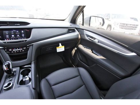 New 2025 Cadillac XT5 Luxury image 10