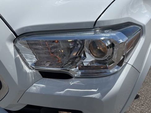 Used 2019 Toyota Tacoma SR5 AWD/4WD image 9