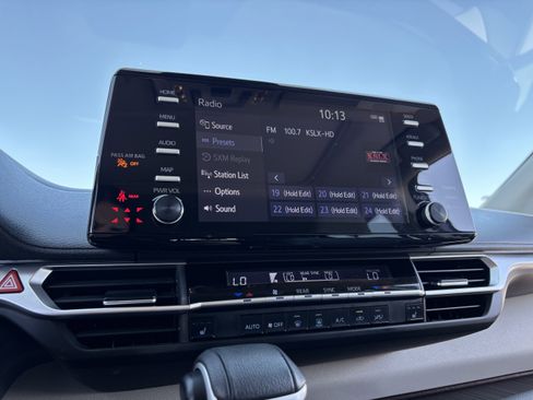 Used 2023 Toyota Sienna XLE FWD image 22