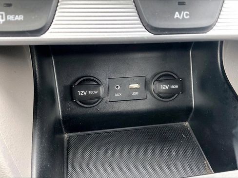 Used 2019 Hyundai Elantra SE image 16