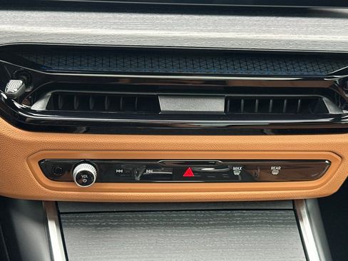 Used 2025 BMW 330i Sedan w/ Premium Package image 26