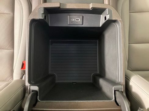 Used 2022 Chevrolet Tahoe Z71 w/ Luxury Package AWD/4WD image 14
