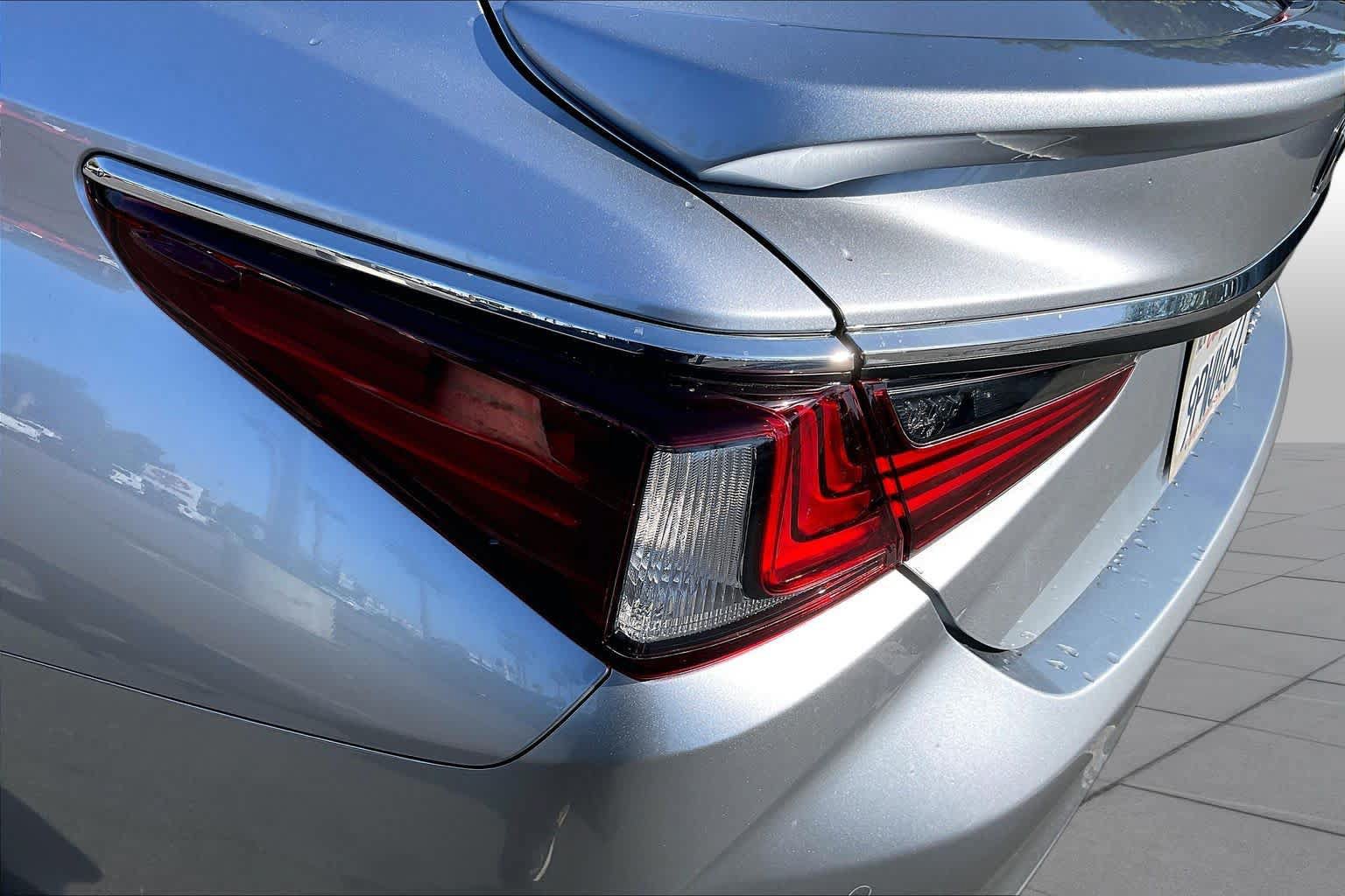 Used 2025 Lexus ES 300h w/ Premium Package FWD image 28