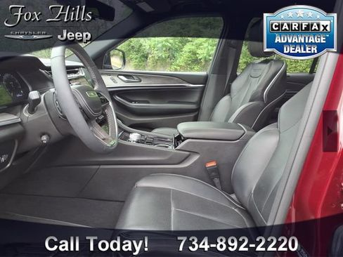 Used 2023 Jeep Grand Cherokee Overland w/ Luxury Tech Group IV AWD/4WD image 16