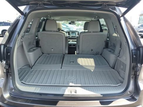 Used 2017 Toyota Highlander XLE AWD/4WD image 9