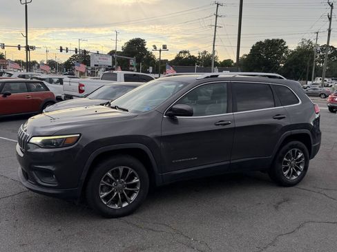 Used 2019 Jeep Cherokee Latitude Plus w/ Cold Weather Group AWD/4WD image 6