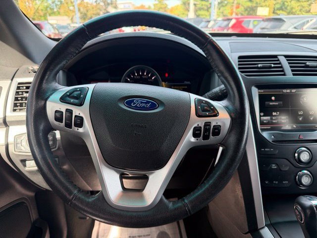Used 2015 Ford Explorer XLT w/ Equipment Group 202B AWD/4WD image 22