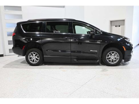Used 2021 Chrysler Pacifica Touring w/ Cold Weather Group FWD image 5