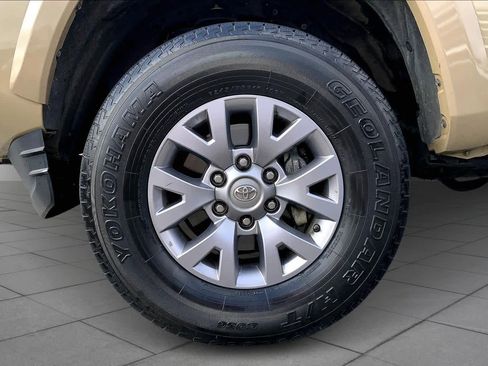 Used 2017 Toyota Tacoma SR5 w/ Tow Package image 11