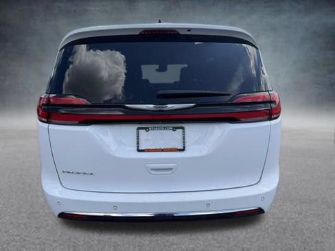 Used 2024 Chrysler Pacifica Touring-L FWD image 9