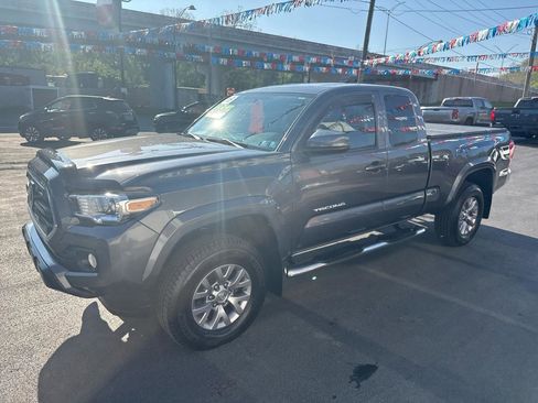 Used 2016 Toyota Tacoma SR5 w/ SR5 Appearance Package (SN) image 8