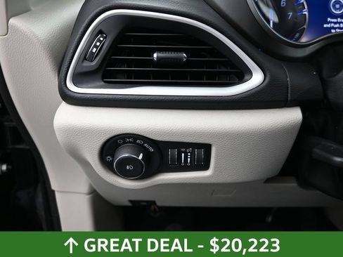Used 2023 Chrysler Pacifica Touring-L FWD image 25