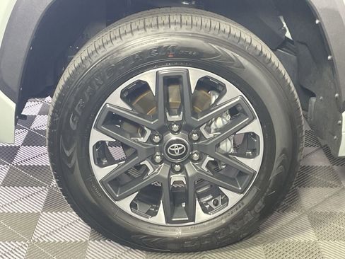 Used 2025 Toyota Tundra Limited AWD/4WD image 9