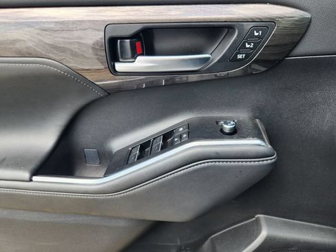 Certified 2025 Toyota Highlander Limited FWD image 22