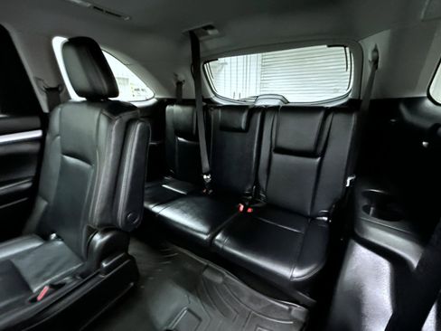 Used 2019 Toyota Highlander XLE image 19