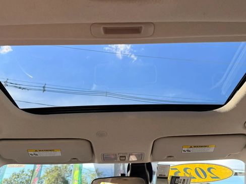Used 2025 Hyundai Venue SEL FWD image 14