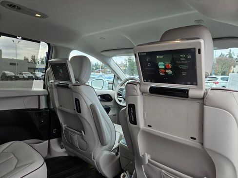 Used 2017 Chrysler Pacifica Limited image 17