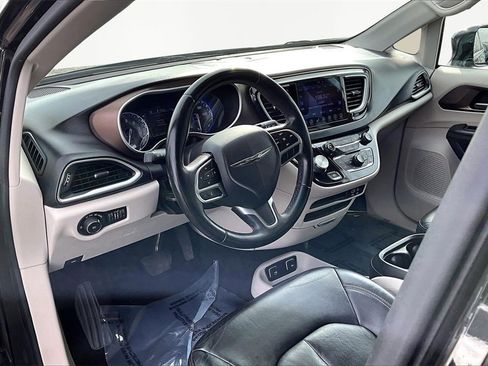 Used 2017 Chrysler Pacifica Touring-L image 14